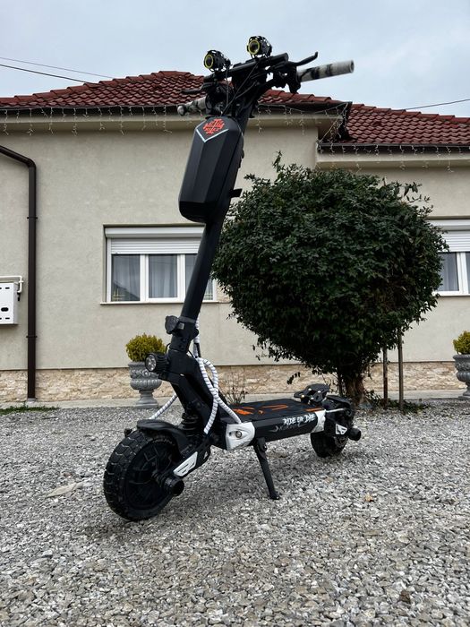 Se oferă spre vânzare Trotineta Kukirin G2 Master an 2025