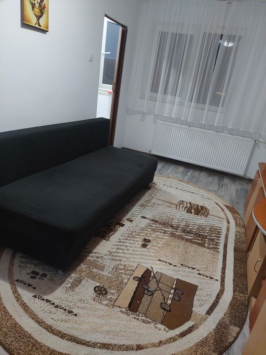 Dau în chirie garsonieră