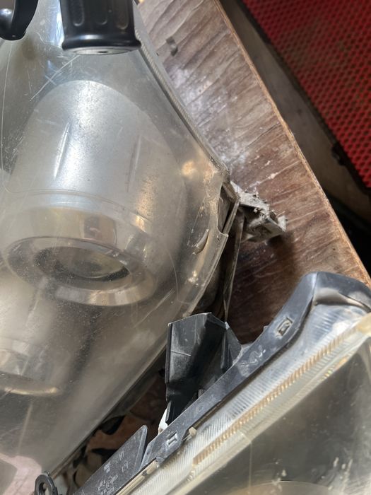 Фары на Toyota avensis