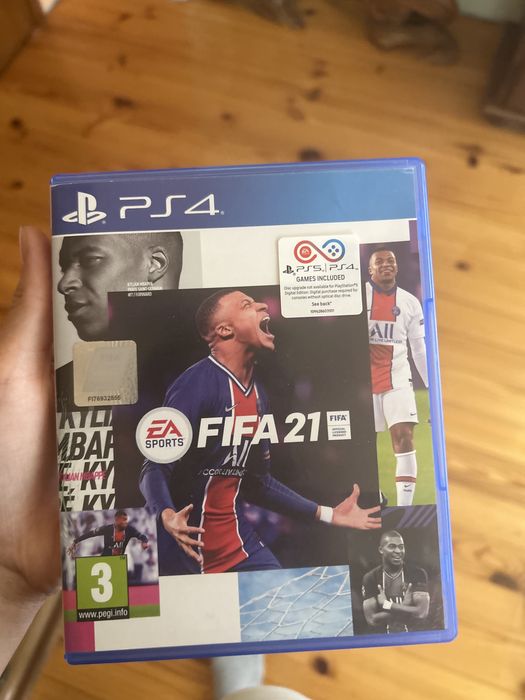 Плейстейсън 4 про с два джойстика и три игри