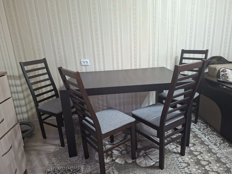 Продам набор стол и 4 стула