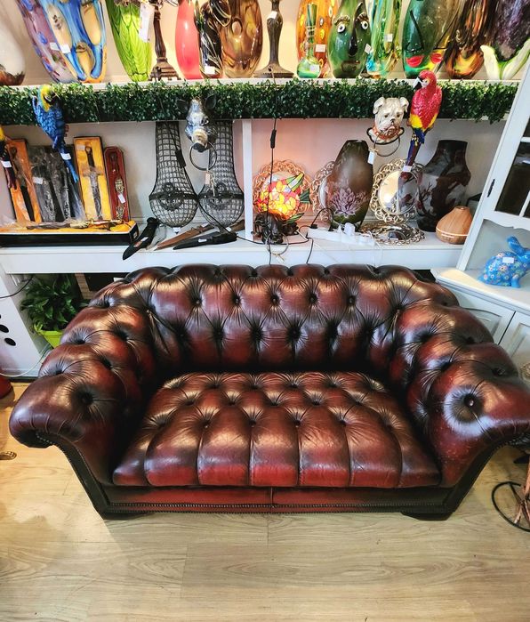 Кожен диван Chesterfield – тъмно бордо