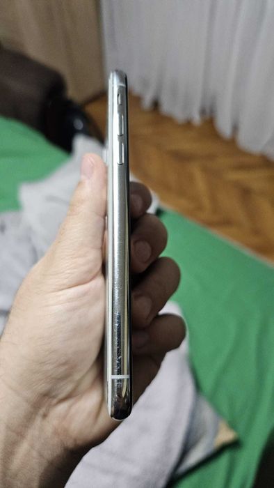 iPhone XS Silver – 64GB – Baterie 100% + 4 Huse Cadou