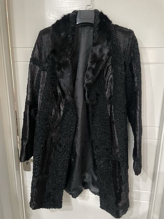 Шуба до колен каракуль