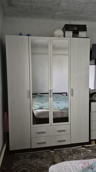 Сервант в комплекте пачти новый