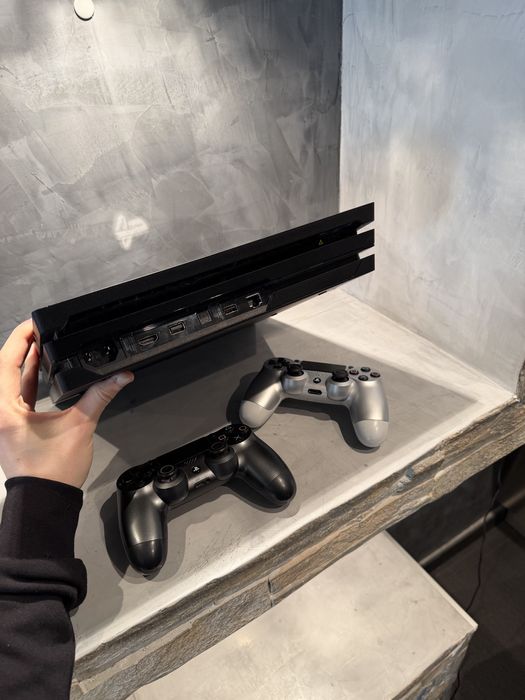 КАТО НОВ Ps4 Pro 1TB + 2 джойстика + Plants vs Zombies