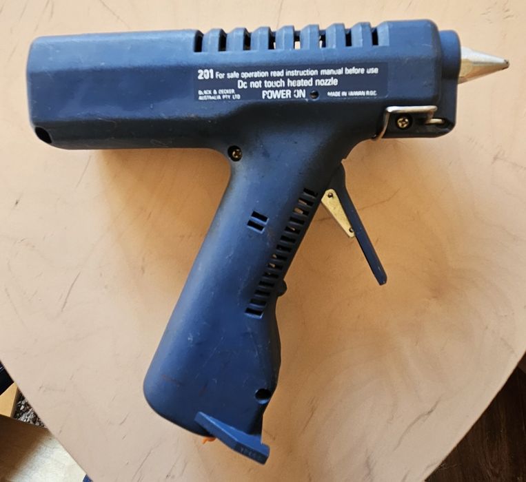 Black&Decker пистолет за силикон