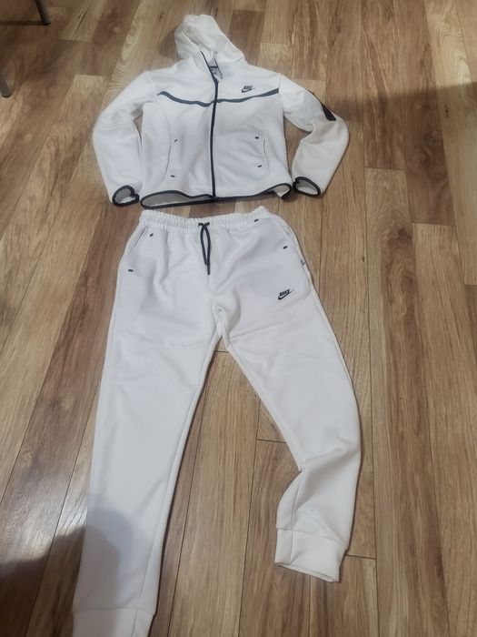Екип  в М размер  Бял