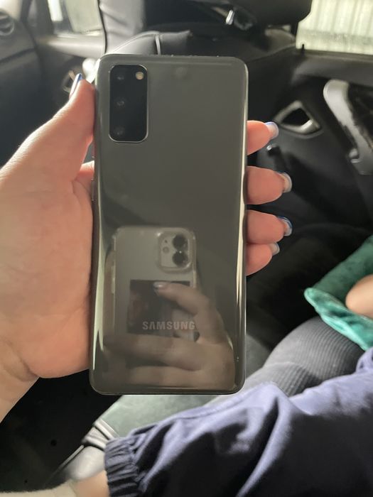 Продам б\у смартфон  Samsung S20