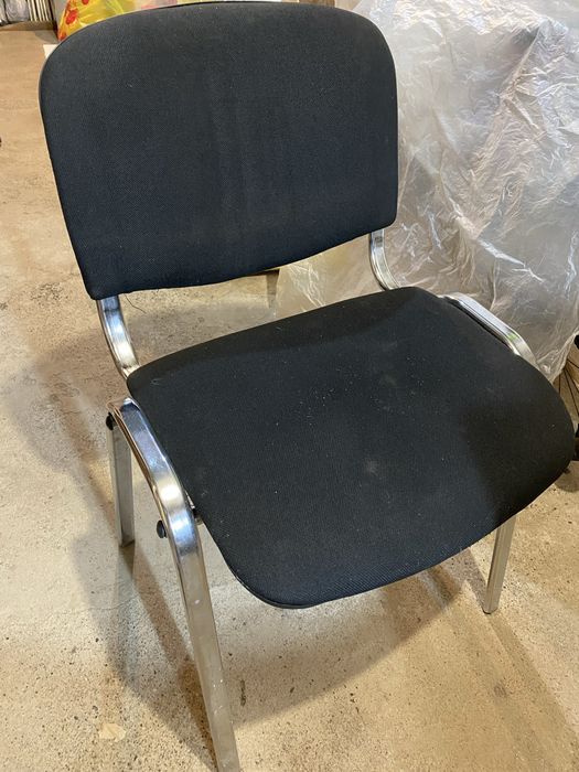 Стулья офисные в количестве 2 шт