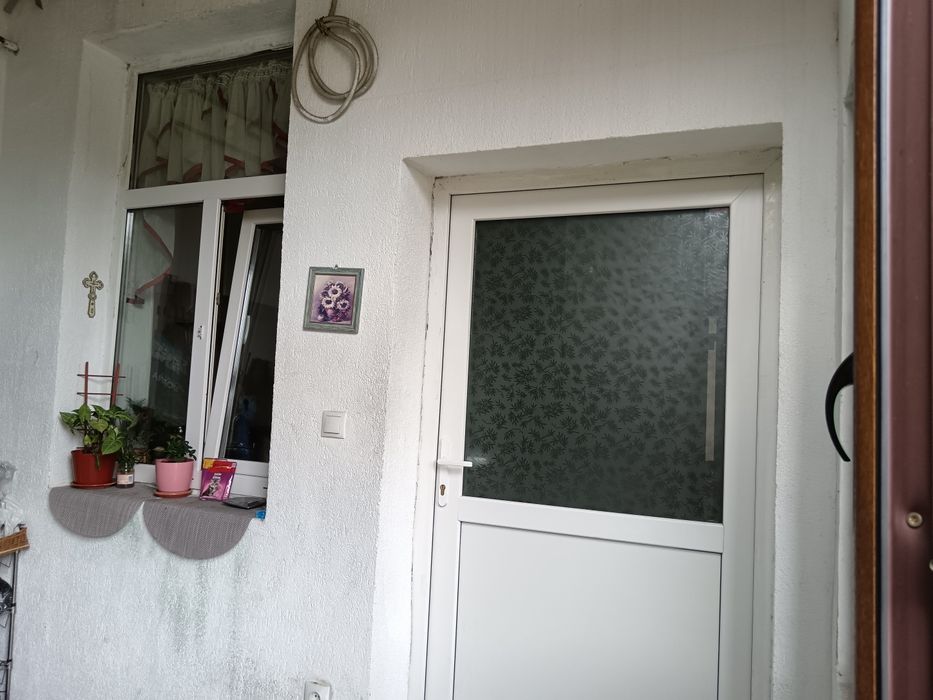 Vind ap la casă 2 fam în curte la 10 min de centru