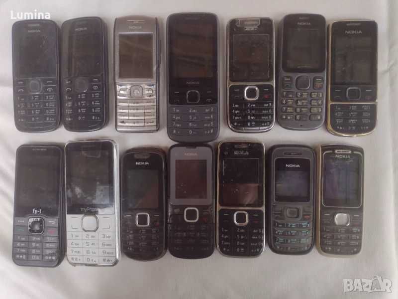 Телефони, много от тях работещи