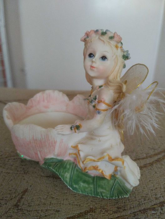 Ръчно рисувана фигурка фея