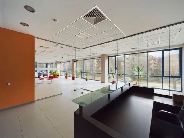 324 кв.м офис/шоурум на Цар Борис III – 3 паркоместа, високи тавани,