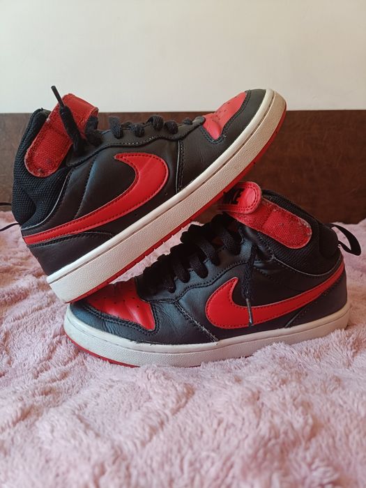 Vând adidași Nike court vision red and black