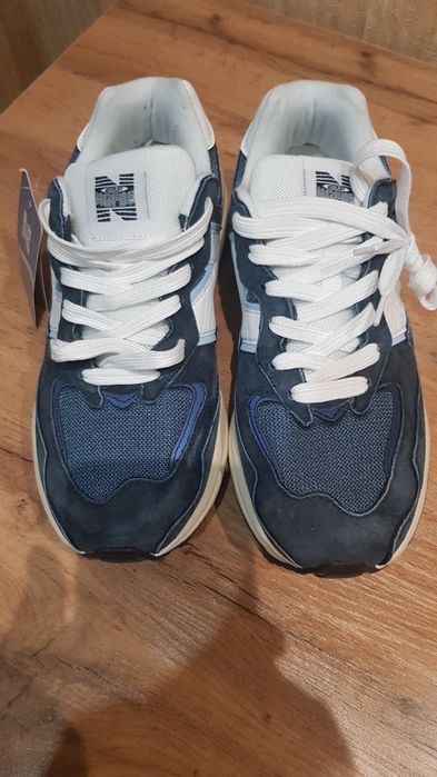 Продаётся кроссовки фирменные