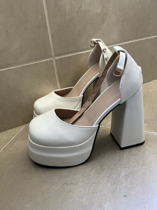 Бели обувки- висок ток