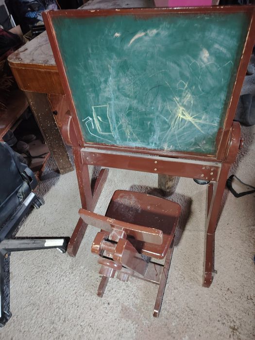 Vând masa și scaun pt copii ,pe o parte se scrie cu creta