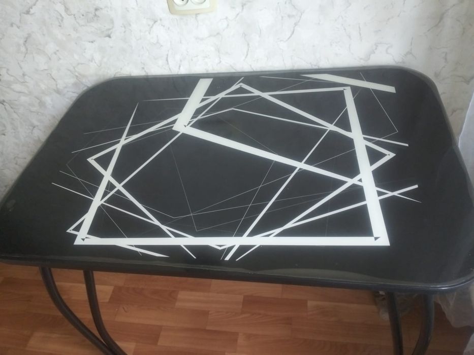 Продам стеклянный стол
