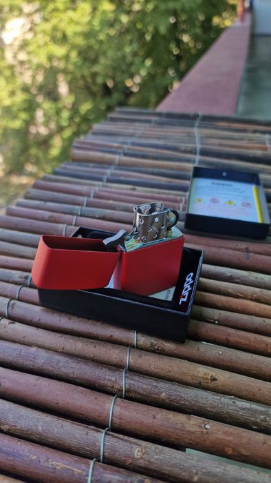 Brichetă Zippo Originală Red Matte – Nouă în cutie / Made in USA