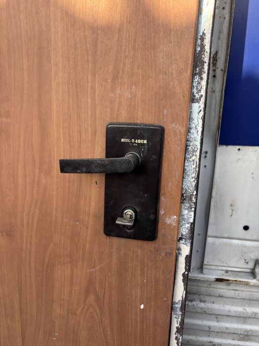 Дверь железный,современный,бу