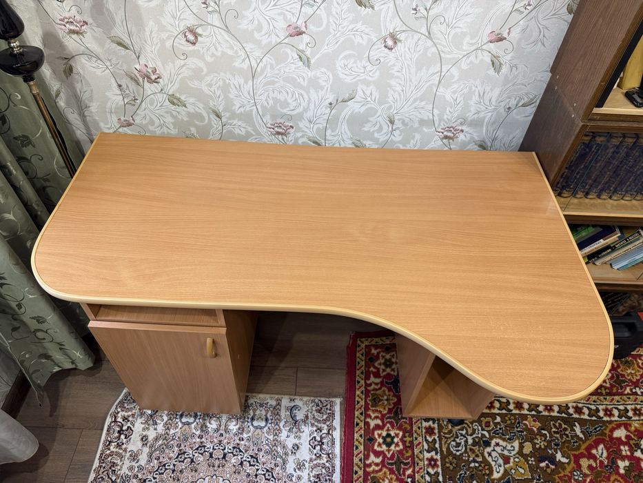 Компьютерный стол в хорошем состоянии