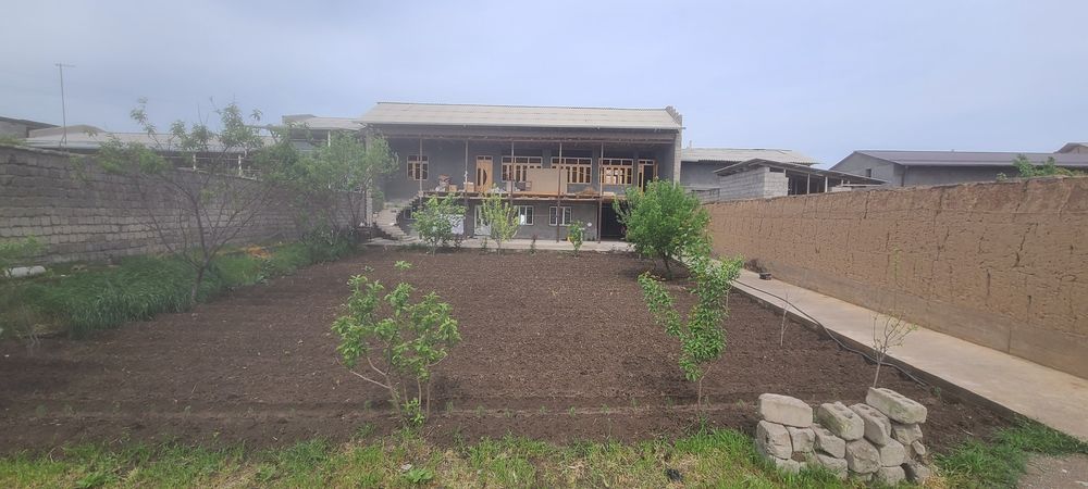 12 sotixli uy sotiladi