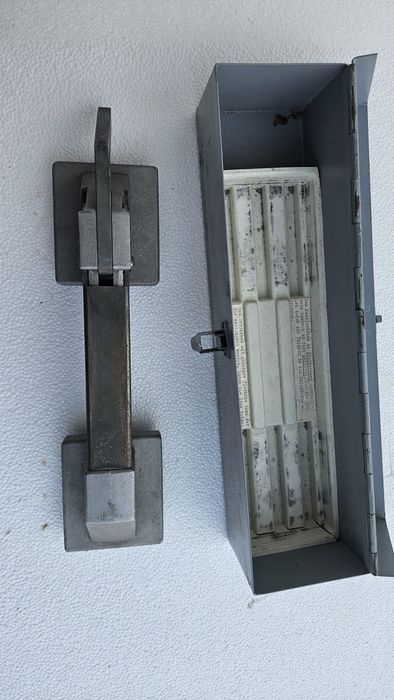 Dispozitiv Profesional pentru Ridicarea Pardoselii Tehnice (Bodenheber / Krallenheber) cu Cutie Originală – Made in Germany
