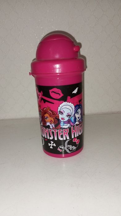 Bidon de apă pentru copii și pahar pentru copii.