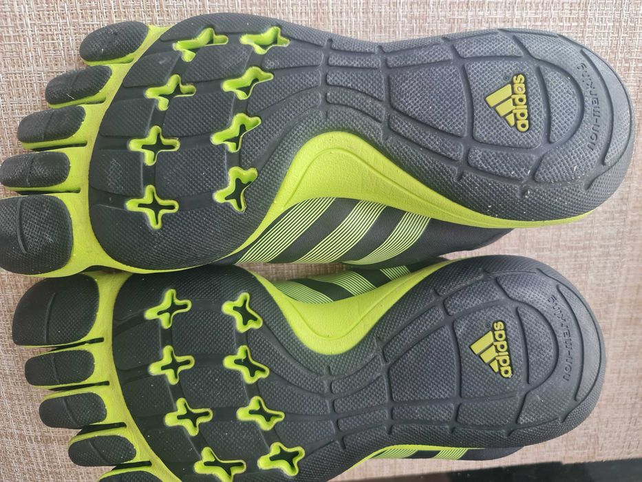 Adidas Adipure са обувки с пръсти. Синьо и черно.Аналог Five Fingers