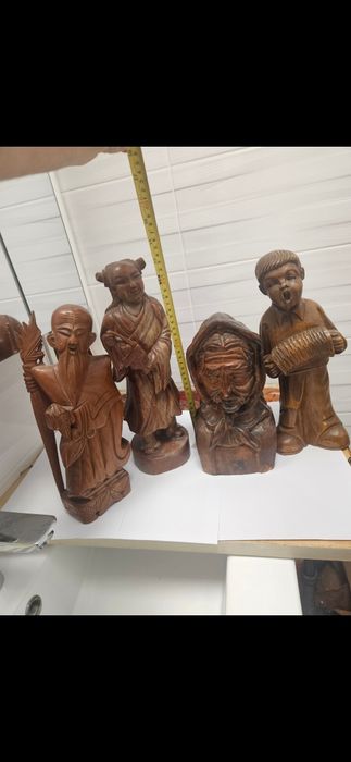 Statuete sculptate în lemn
