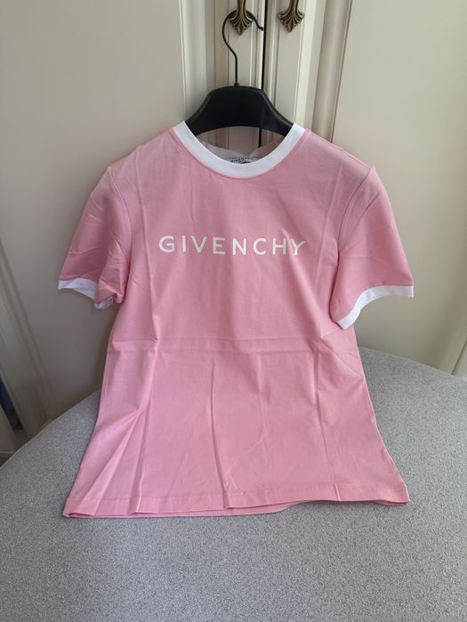 Продаи женскую футболку Givenchy