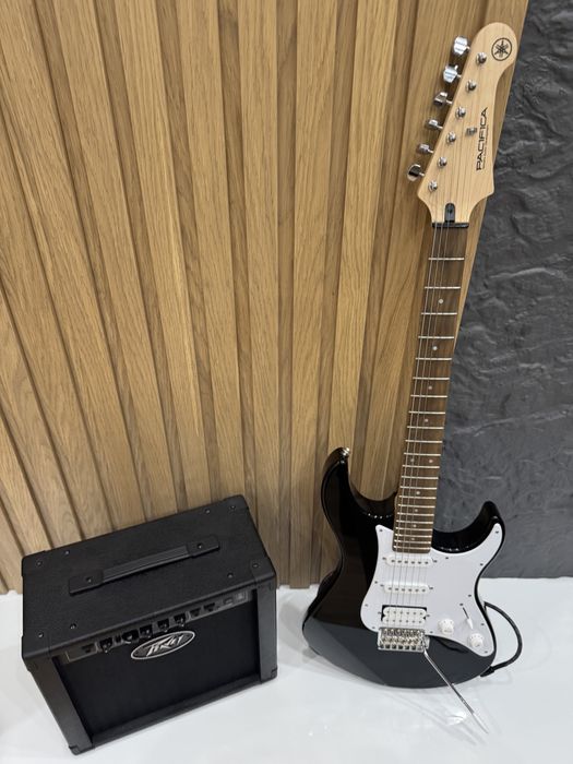 Электротгитара Yamaha Pacifica, гитарный комбоусилитель Peavey SOLO.