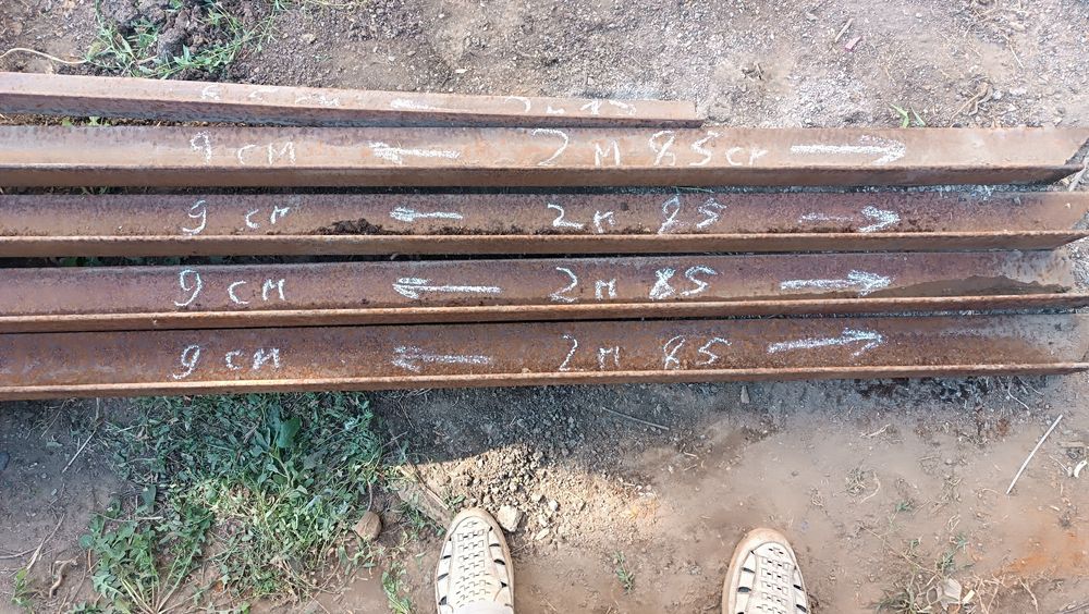 Уголок металлический 85мм.  На 85мма80 мм длина2 метра 80 см