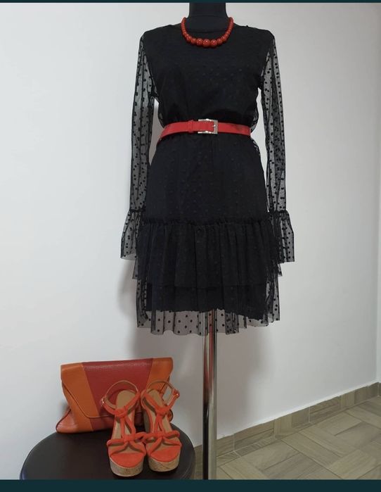 Rochie neagra din tull, model cu maneci frumoase