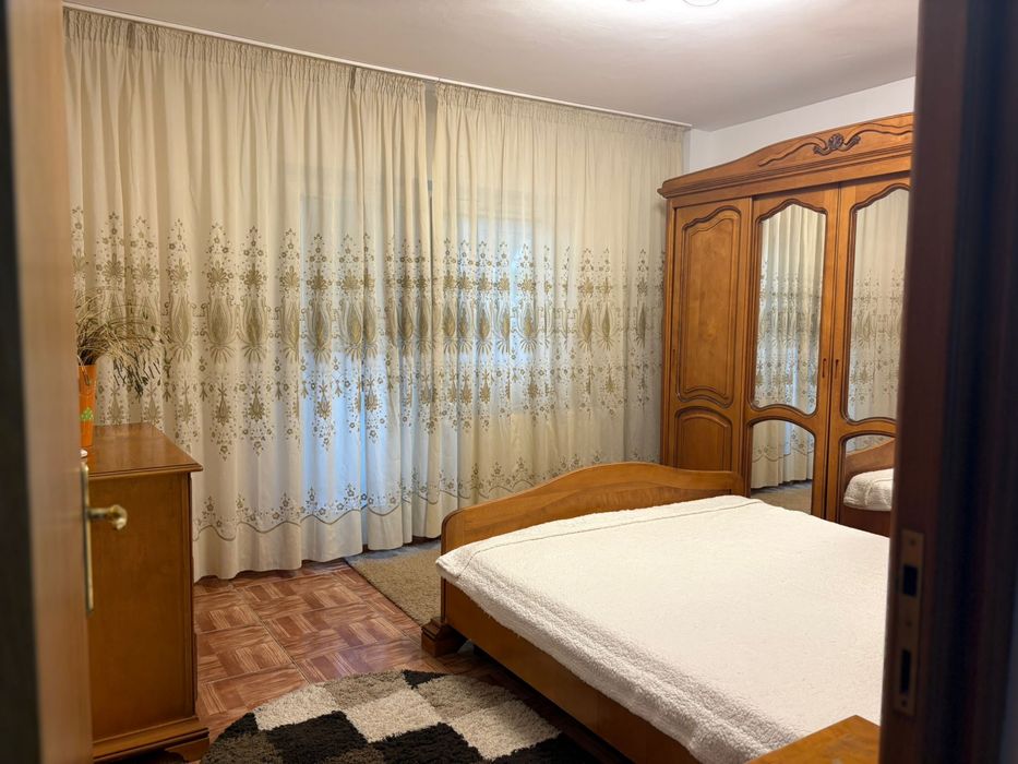 Inchiriez apartament 3 camere mall Vitan