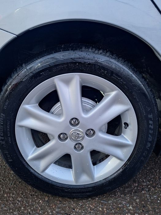 Таета Ярис 2010 год