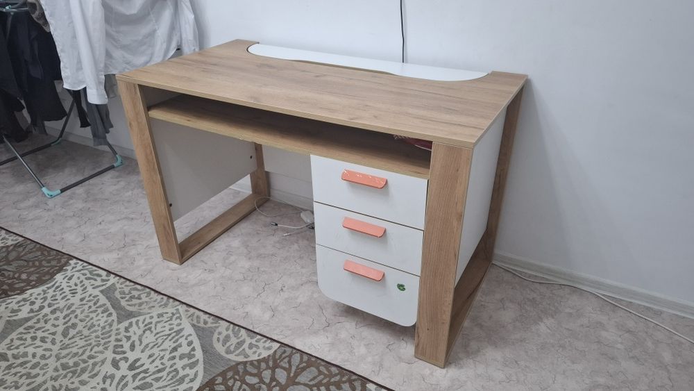 Стол для учёбы..