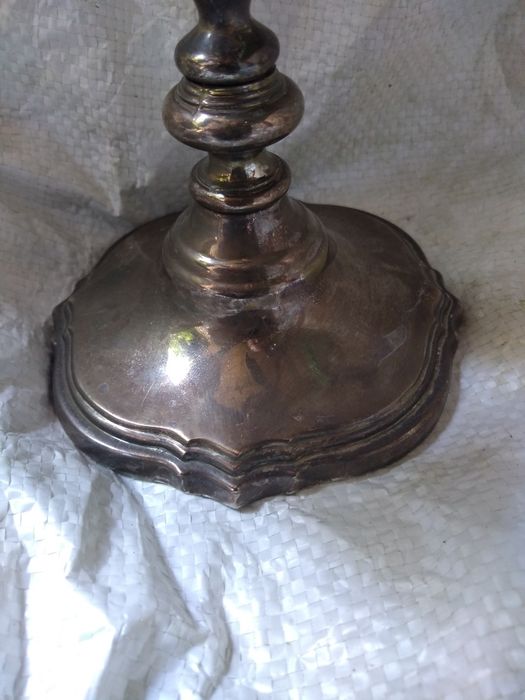 Красив стар свещник от бронз .