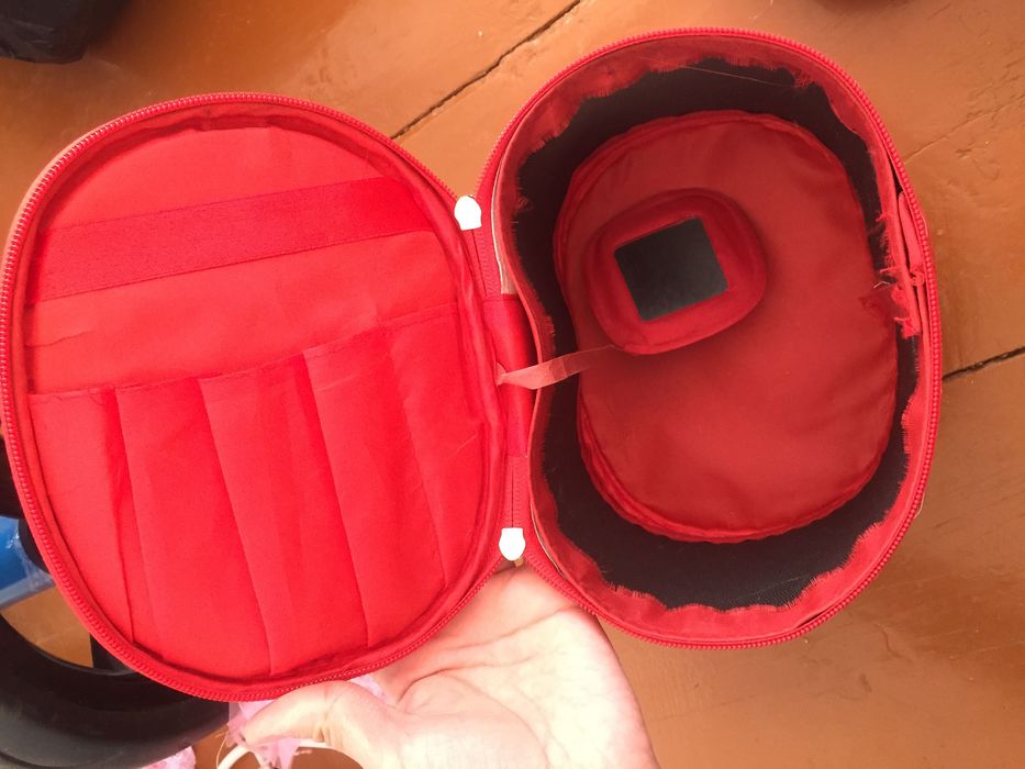 Красная косметичка