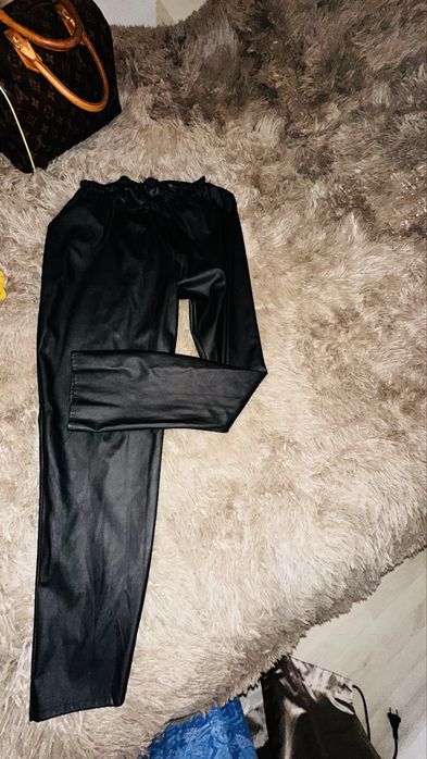 Pantaloni foarte frumosi