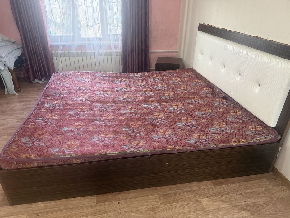 Двухспальный кровать 2-2,20