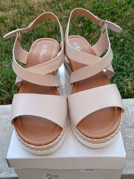 Сандали на платформа