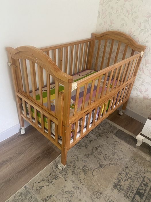 Детская кроватка с матрацем