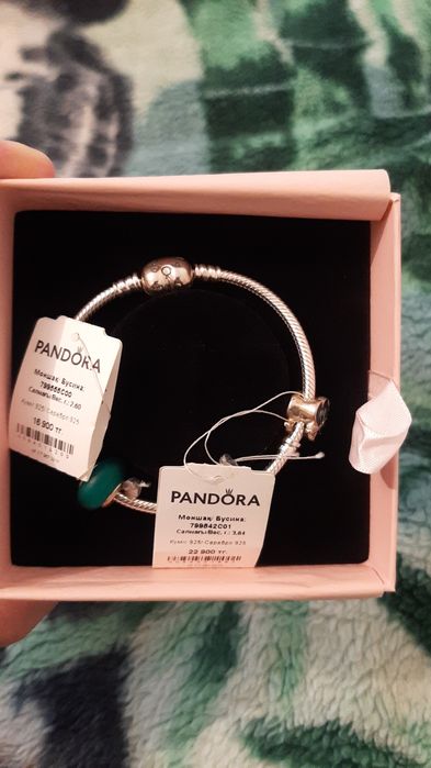 Продам новый браслет Pandora с шармами