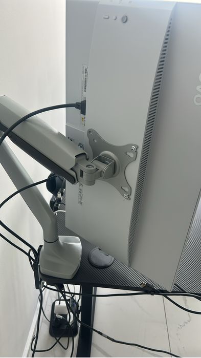 Монитор с кранштейном в комплекте.