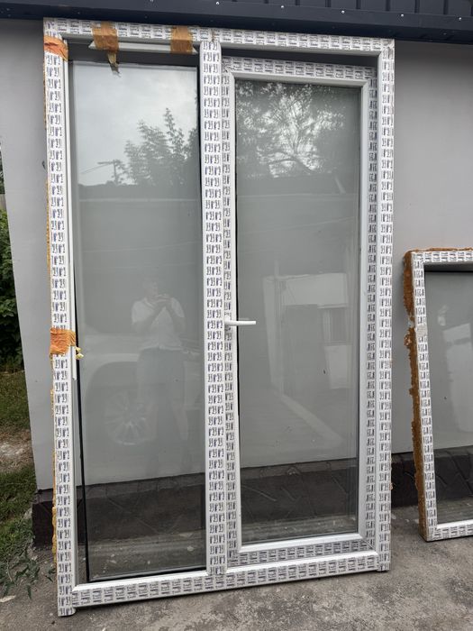 Продам алюминевые стеклопакет дверь с окном