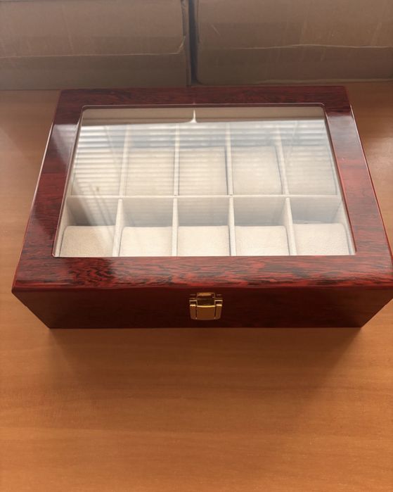 Чисто нова солидна кутия от сандалово дърво за 10 часовника