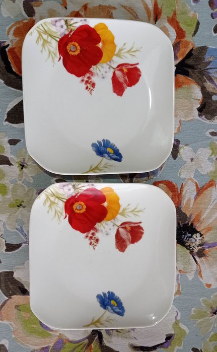 Квадратни чинии с цветя