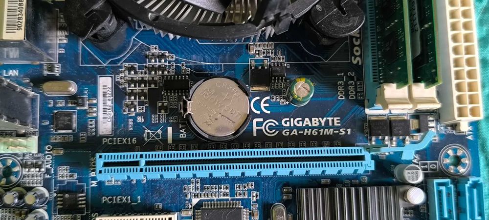 Дънна платка Gigabyte GA-H61M-S1 + Процесор Intel i5-2400 3.10GHz + 16gb ddr3 ram